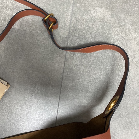 Authentic BNWT Burberry Unisex Leather Messenger - Picture 4 of 12